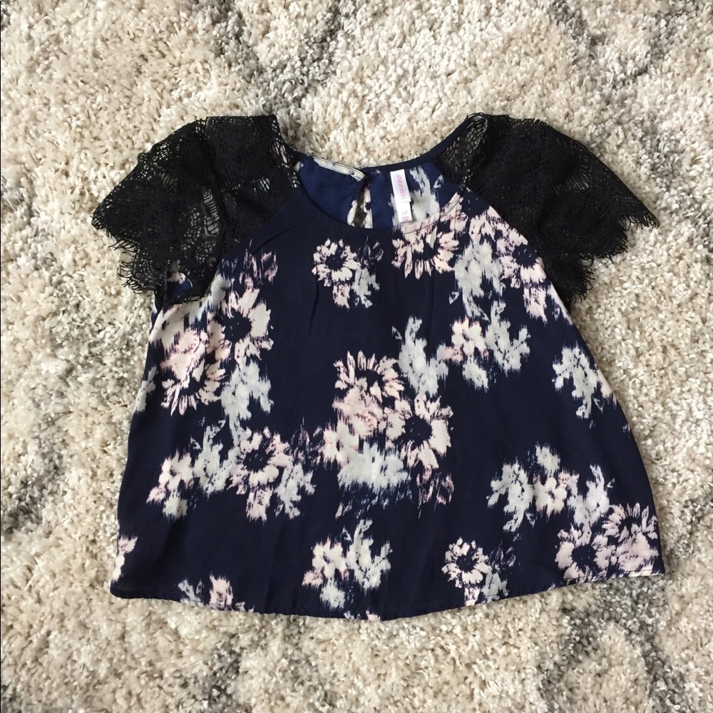 Short floral shirt with lace detail.